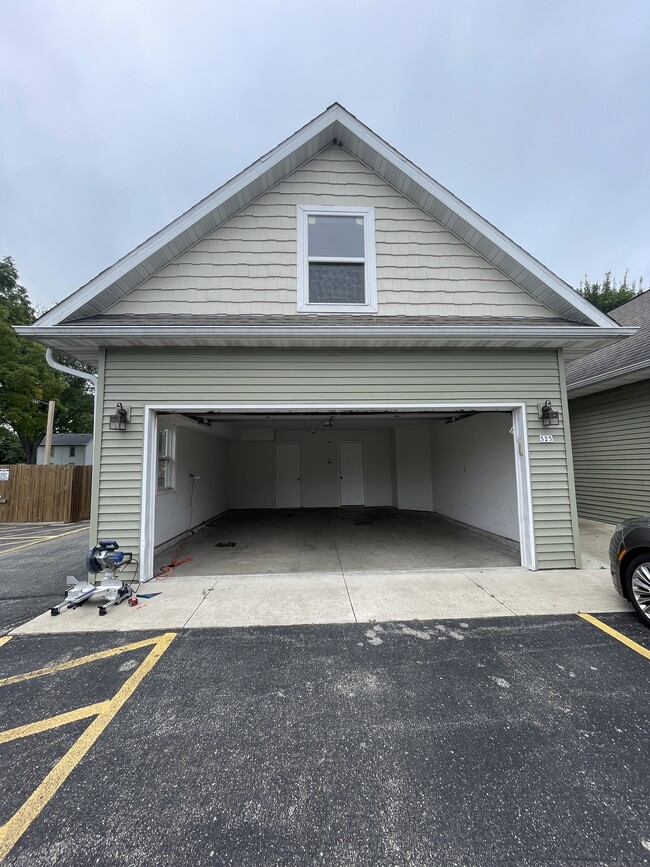 Building Photo - 527 W Harper St