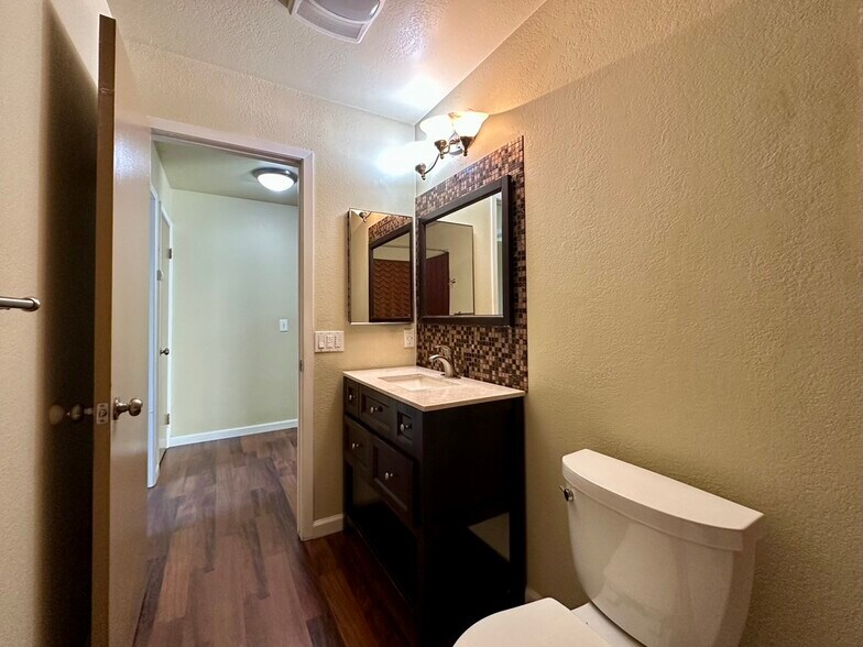 Building Photo - 1460 Parkway Dr