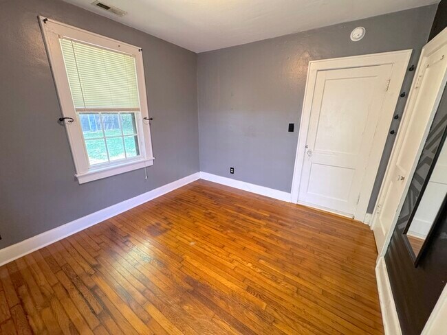 Building Photo - Charming Two-Bedroom Single Family Home with Detached Garage