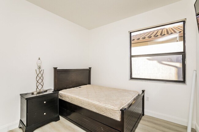 Building Photo - 8916 Madrid Cir