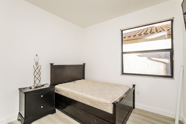 Building Photo - Annual rental - 3 bedroom / 2.5 bath - Fully furnished