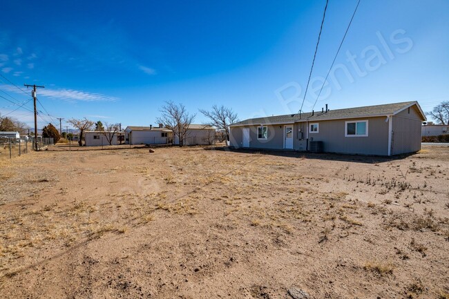 Building Photo - SPACIOUS 4 BEDROOM