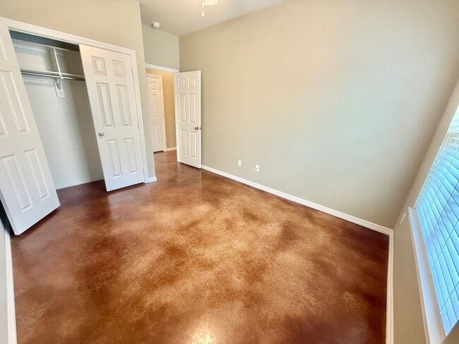 Building Photo - Spacious 3-bed/2-bath with Garage!