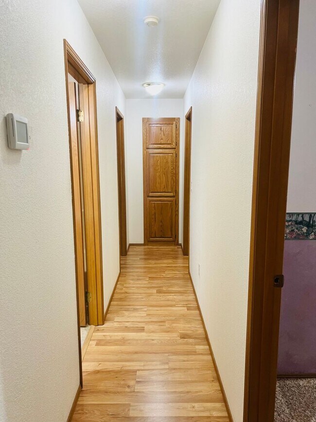 Building Photo - Charming Rambler 3-Bed/2-Bath Available Now!