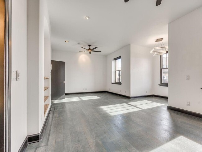 Building Photo - 109 NE 3rd St