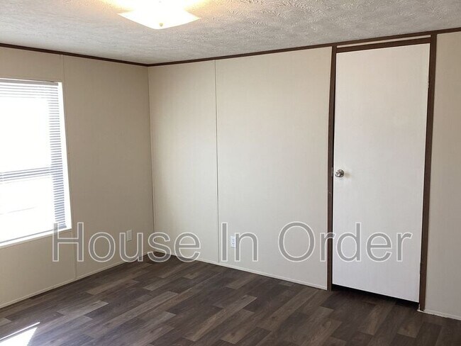 Building Photo - 109 Shamrock Park Dr
