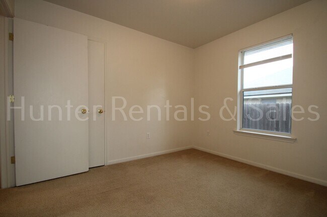 Building Photo - Heights Three-Bedroom Duplex!