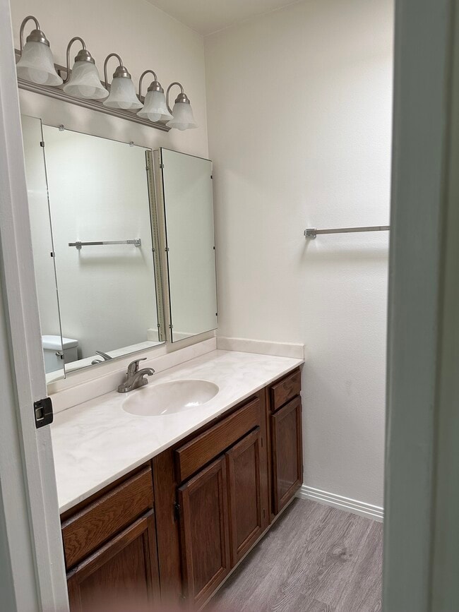 Building Photo - 2493 1/2 S Barrington Ave