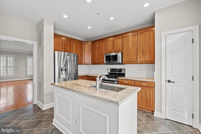 Building Photo - 306 S Fayette St