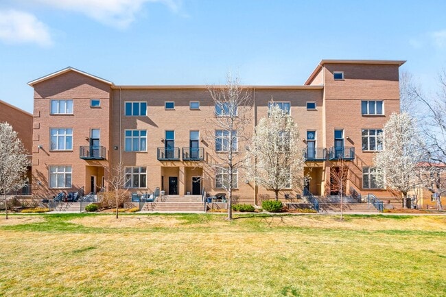 Building Photo - Furnished 2BD, 2BA Corner Unit Condo in Lowry