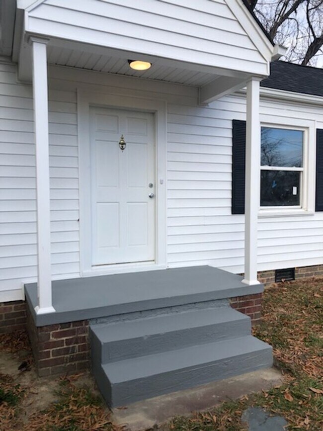 Primary Photo - Four bedroom, 2 bath house in Burlington
