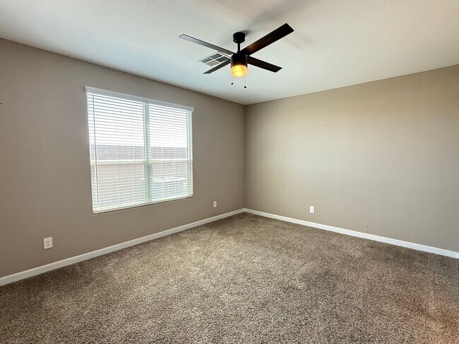 Building Photo - Beautiful Newer 4 Bedroom 3 Bathroom Anthem at Merrill Ranch Home!