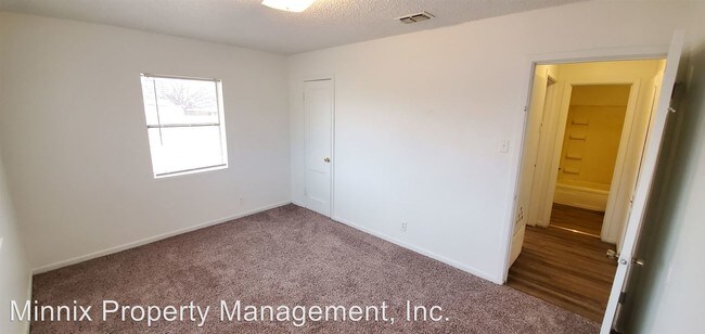 Building Photo - 1004 N Ballard St