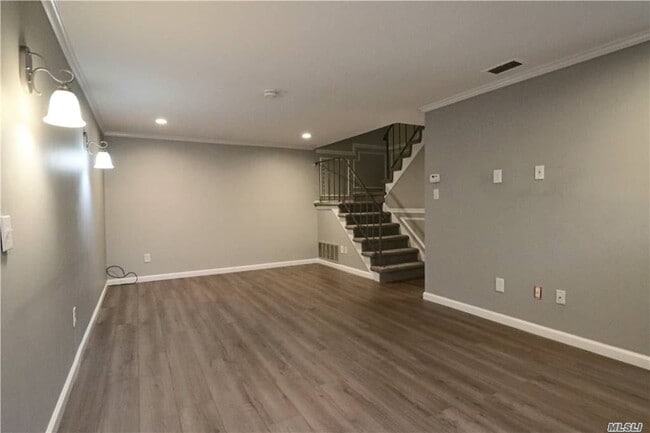 Building Photo - 36 Sagamore Hills Dr