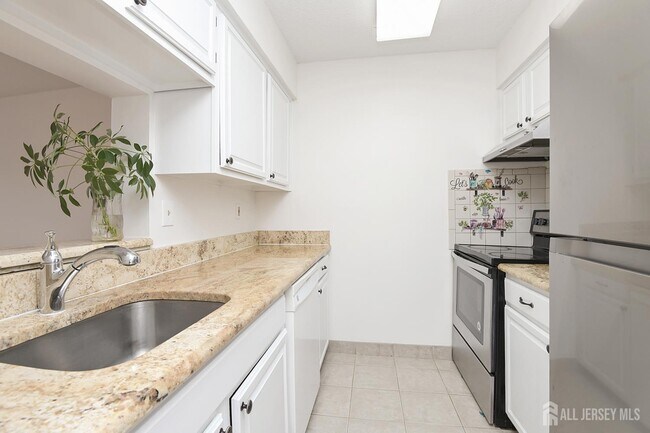 Building Photo - 1901 Ravens Crest Dr