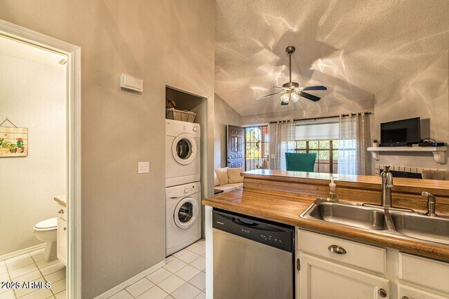 Building Photo - 4901 E Kelton Ln
