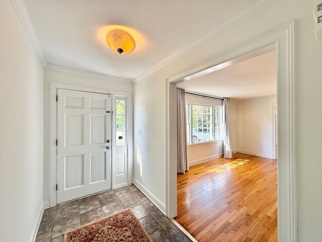 Building Photo - 1402 Hedgelawn Way