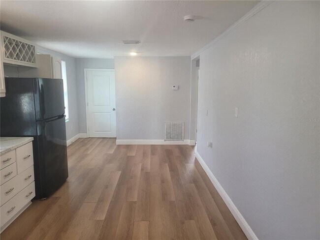 Building Photo - 1320 S Oleander Ave