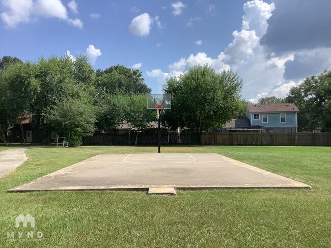 Building Photo - 19931 Bambiwoods Dr