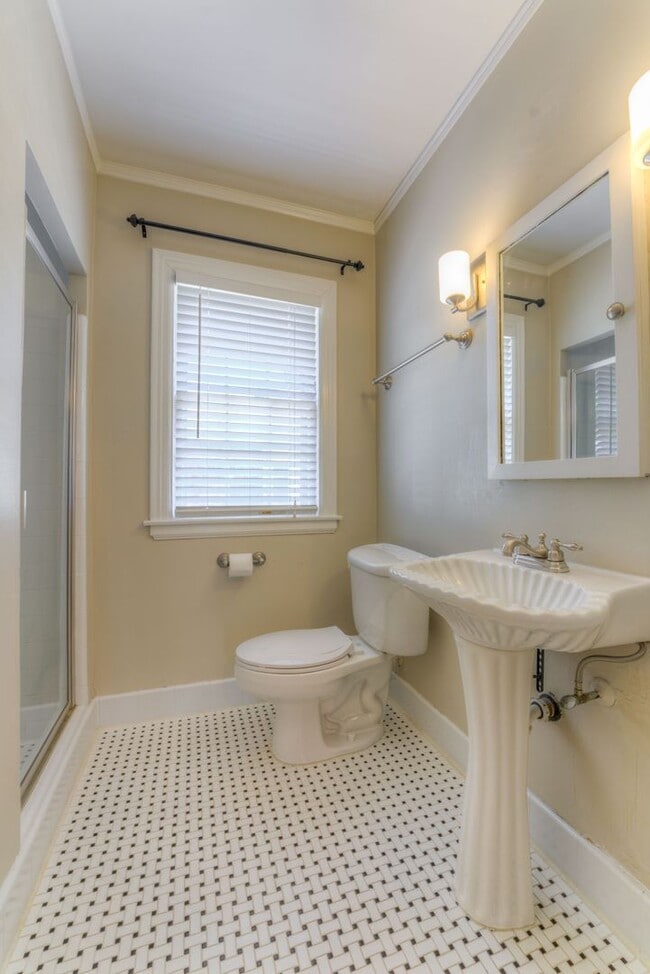 Building Photo - Beautiful 3 bed/3 full baths PLUS flex spa...