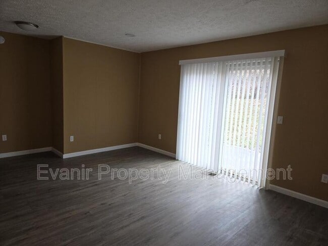 Building Photo - 3043 Idylwilde Blvd