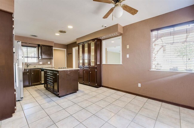 Building Photo - 2207 Briarview Dr
