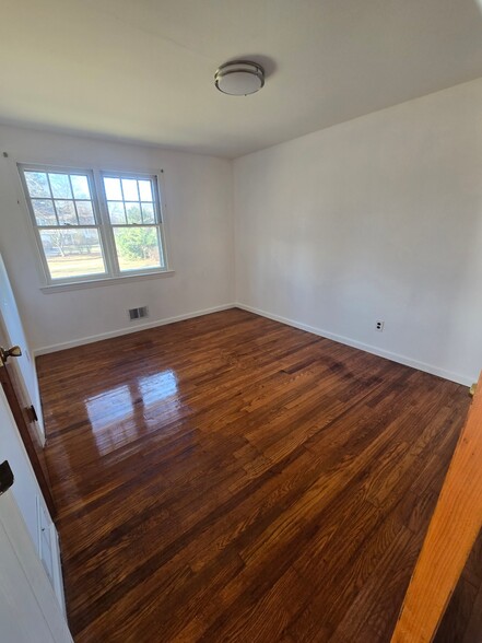 Building Photo - 1712 Kenyon Ave