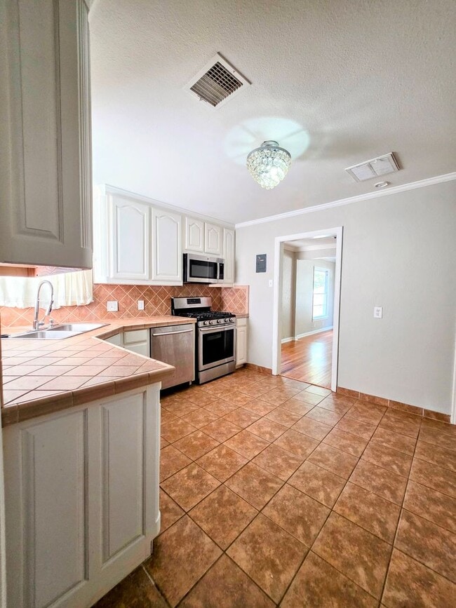 Building Photo - 3 BED/2BATH BUNGALOW IN ARLINGTON HEIGHTS!