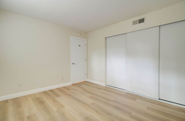 Building Photo - 4704 E Paradise Village Pkwy N