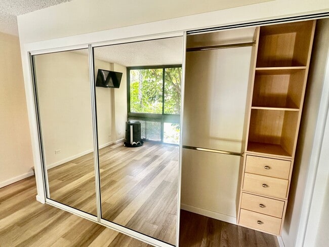 Building Photo - 1 bedroom in Highly Desirable building in Hawaii Kai