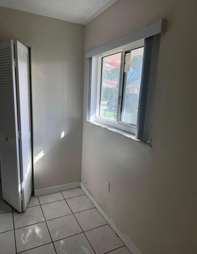 Building Photo - Private Bedroom w/ Private Bath in Spacious 1,100 Sq Ft Home – Prime Location