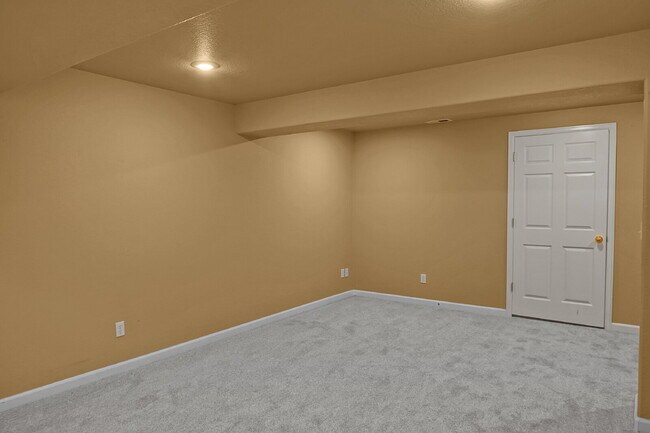 Building Photo - $2,695.00, 4 bed, 3.5 bath, located in Col...