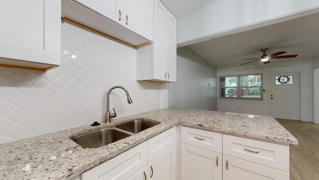 Building Photo - 214 15th Ave W