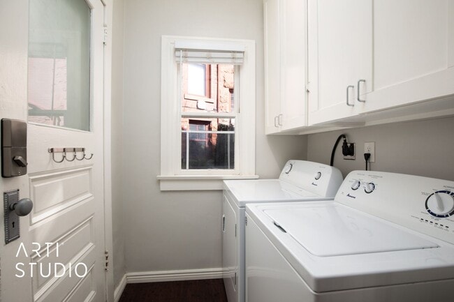 Building Photo - 4 Bed 2 Bath Salt Lake Home For Rent!