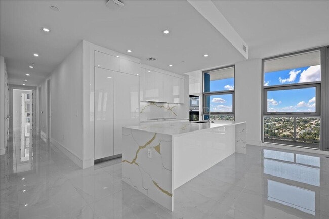 Building Photo - 220 Lake Shore Dr