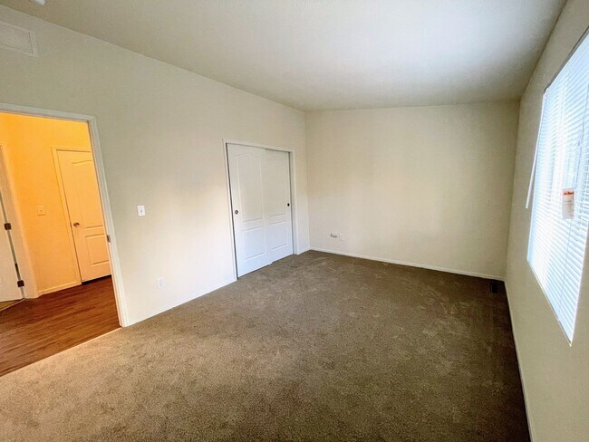 Building Photo - 3 Bedroom Mobile Home for rent!