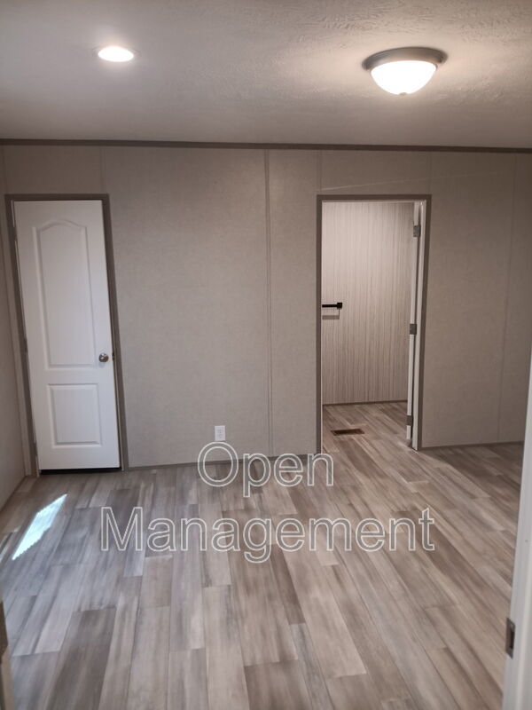 Building Photo - 2710 N Farm Rd 137