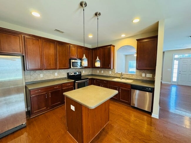 Building Photo - Gorgeous 3 Bedroom Townhome - Ready and Available