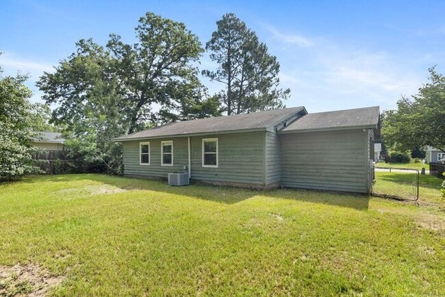 Building Photo - 3 Bedroom 1.5 Bath Ranch in Hope Mills