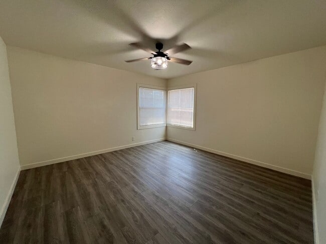 Building Photo - Beauitfully upgraded 3 Bedroom on large lot!