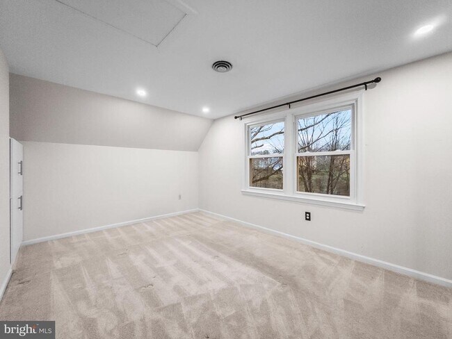 Building Photo - 6586 Hemlock Point Rd