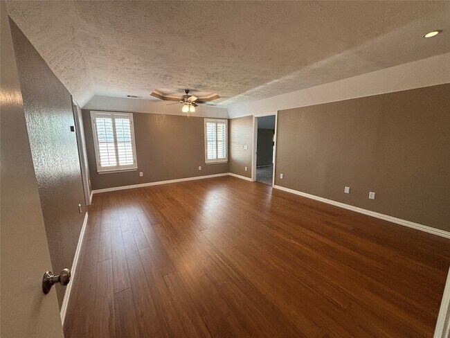 Building Photo - 3300 Wells Dr