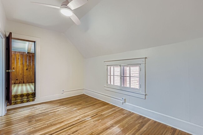 Building Photo - Charming Upper-Level 2 bed 1 bath Unit in ...