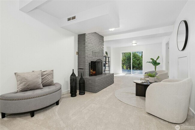 Building Photo - Spacious Richmond Highlands Retreat with Modern Updates & Flexible Living