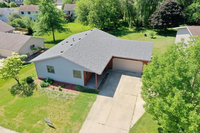 Building Photo - 624 Meadow Run Dr SW