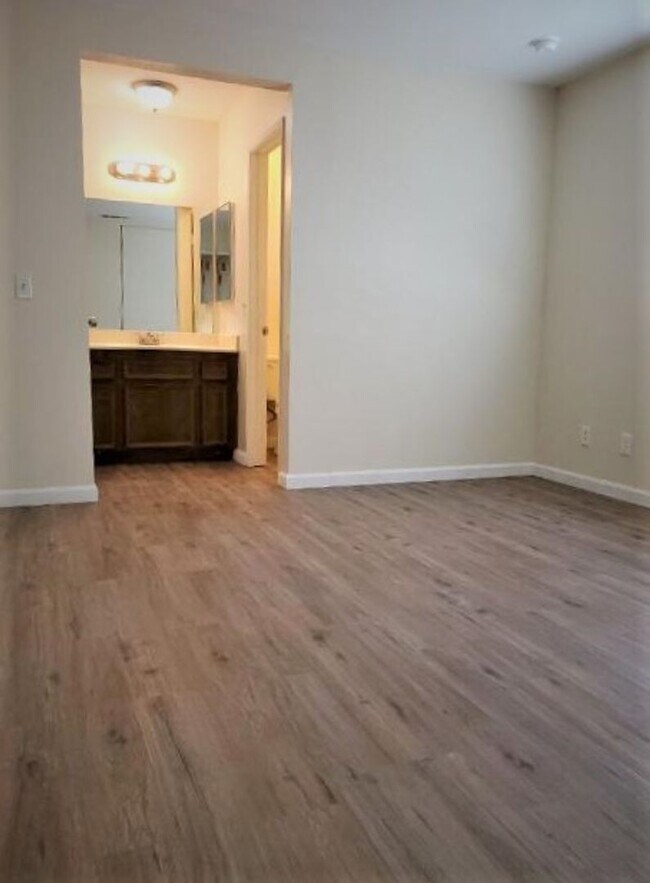 Building Photo - Price Reduced! Spacious 2 Bed, 2 Bath + Bo...
