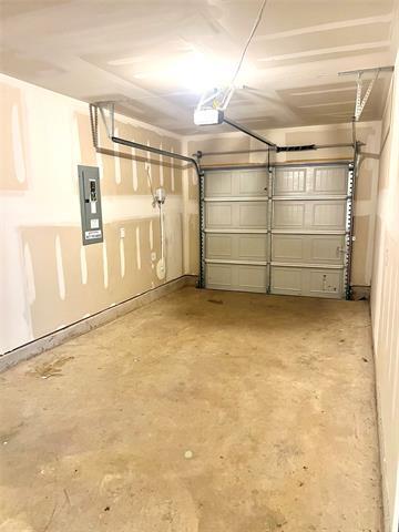 Building Photo - 12140 Thoroughbred Dr