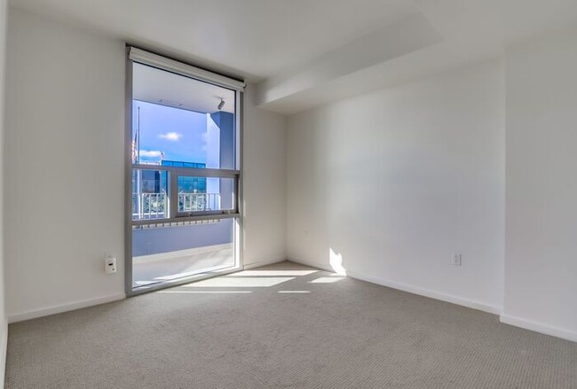 Building Photo - Stunning 1Bdm 1Ba Condo in the Heart of Do...