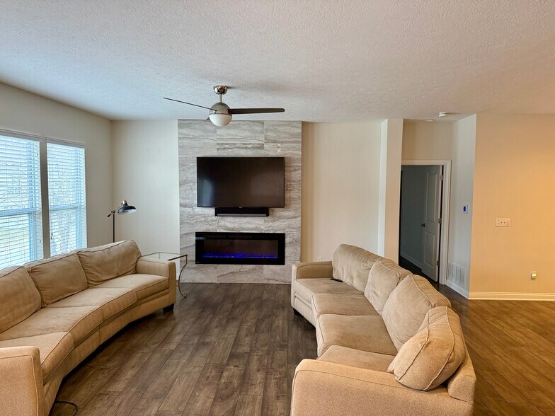 Living Room w/ TV & Fireplace - 6120 Jadkins Way