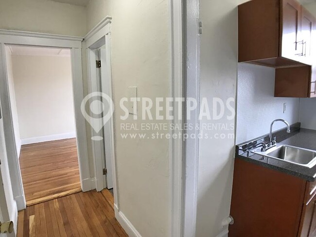 Building Photo - bedroom in Boston MA 02215